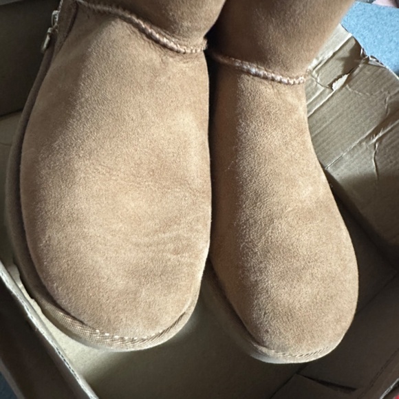 Uggg Bailey zip up boots - Picture 4 of 8